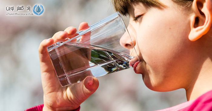 نوشیدن یک لیوان آب آشامیدنی سالم